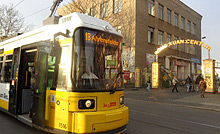 Straßenbahnlinie 8 vor dem Dong Xuan Center